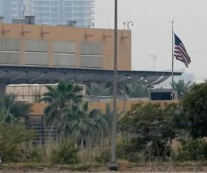 La misión diplomática estadounidense instó a sus ciudadanos a salir del país tan pronto como sea posible ante el riesgo.