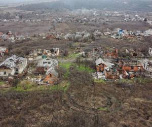 Esta fotografía aérea tomada el 26 de diciembre de 2022 muestra casas destruidas en la ciudad de Kamyanka, en el este de Ucrania, en medio de la invasión rusa de Ucrania.