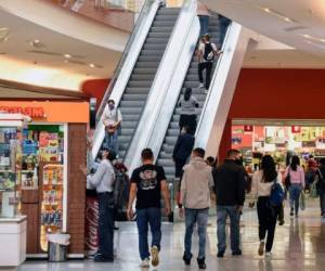 Los grandes centros comerciales reabrieron sus puertas el pasado martes con estrictas medidas de sanidad. Foto: AFP