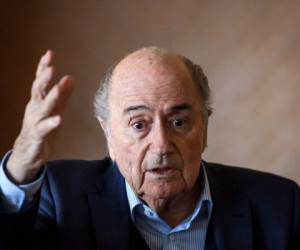 Blatter fue después suspendido 6 años (8 años en primera instancia antes de apelación) por la justicia interna de la FIFA por un pago controvertido de dos millones de francos suizos (1,8 millones de euros), a su antiguo amigo y aliado Michel Platini. (AFP)