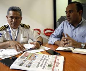 El capitán de navío de las Fuerzas Armadas (FF AA), Adán del Cid Flores, es el director del C-10, quien junto al ingeniero Miguel Briceño, contratado como apoyo, trabajan en montar todo el sistema. Foto: EL HERALDO.