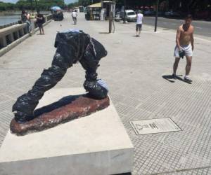 La escultura en homenaje al astro argentino Lionel Messi, inaugurada en junio de 2016 en un paseo público de Buenos Aires, apareció este martes destrozada por un acto vandálico (Foto: Agencia AFP)