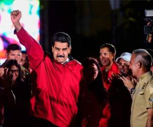 Venezuelan president Nicolas Maduro celebrates the results of 'Constituent Assembly', in Caracas, on July 31, 2017.Deadly violence erupted around the controversial vote, with a candidate to the all-powerful body being elected shot dead and troops firing weapons to clear protesters in Caracas and elsewhere. / AFP PHOTO / RONALDO SCHEMIDT