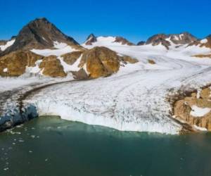 Groenlandia, una isla de dos millones de kilómetros cuadrados rodeada en tres cuartas partes por las aguas del océano Ártico, está cubierta de hielo en un 85%. Foto: AFP.
