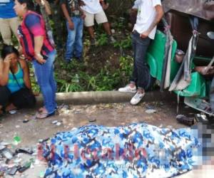 El cuerpo de la víctima quedó a un lado de la mototaxi en la que se conducía al momento del brutal choque con un bus. Foto: Estalin Irías