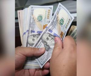 La institución financiera explicó que estos fondos deberán invertirse en tres propósitos: el primero, la reducción del impuesto a la gasolina súper, regular y diésel, para lo cual se emplearán 44.14 millones de dólares.