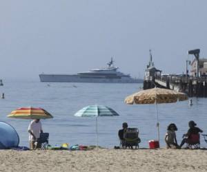 Esta fotografía muestra a unas personas en la playa de Santa Barbara, California, el domingo 16 de agosto de 2020. Foto AP