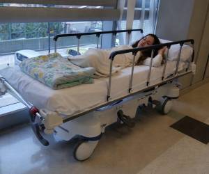 Noelia Castillo Ramos falleció el jueves 26 de marzo, a los 25 años, tras recibir eutanasia en un hospital de Barcelona. La joven, diagnosticada con encefalomielitis miálgica severa y marcada por experiencias de violencia y abuso sexual, obtuvo autorización legal tras un largo proceso iniciado en 2024.