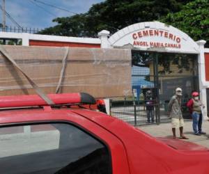 Los familiares de una presunta víctima del novedoso coronavirus COVID-19, llegan con el ataúd de su amado enfermo al cementerio de los Canales de Ángel María en Guayaquil, Ecuador. Foto AFP