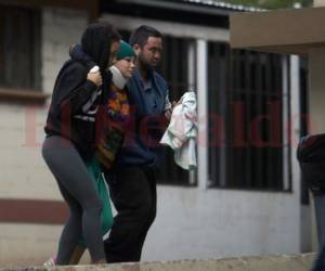 Por la lesiones la madre de la niña no podía caminar.