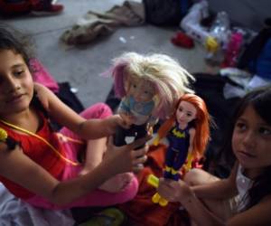 Los niños de la caravana migrante se escapan a ratos hasta mundos fantásticos a través de sus juguetes.