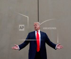 En esta fotografía de archivo del 13 de marzo de 2018, el presidente Donald Trump habla mientras revisa prototipos del muro fronterizo en San Diego.