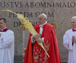 Decenas de miles de peregrinos, turistas y romanos llenaban la Plaza de San Pedro para la ceremonia al aire libre. AP