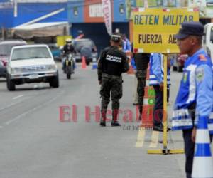 Durante la Semana Morazánica se realizarán operativos en los ejes carreteros del país para asegurar que se cumplan las medidas de bioseguridad. Foto: EL HERALDO.