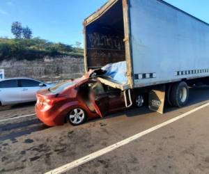 El lamentable hecho se registró a eso de las 6:30 de la mañana, cuando el joven se conducía por esta carretera y no se percató de un camión que estaba estacionado en medio de la calle.