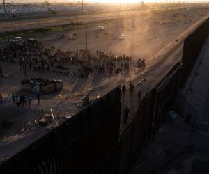 Trump prometió construir un muro a lo largo de los 3,145 kilómetros (1,954 millas) de la frontera entre Estados Unidos y México y dijo que lo pagarían los mexicanos. Al final se construyeron 727 kilómetros con el dinero de los contribuyentes estadounidenses.