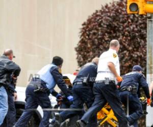 Policías llevan a una persona en camilla tras el ataque a una sinagoga en Pittsburgh el 27 de octubre del 2018.