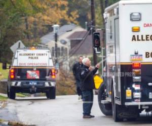 Un equipo de explosivos de la policía del condado de Allegheny llega a colaborar con agentes federales en la investigación de la masacre de 11 personas en una sinagoga en Pittsburgh 27 de octubre de 2018.