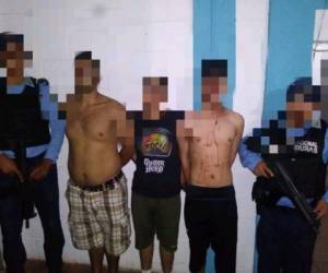 Los tres supuestos pandilleros del Barrio 18 fueron detenidos tras un enfrentamiento armado con la Policía Nacional en la colonia Suyapa de San Pedro Sula. Foto: Cortesía Policía Nacional.