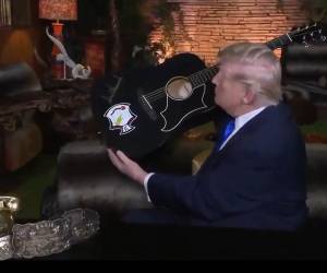 El recorrido lo condujo hasta la Jungle Room, una de las habitaciones más fotografiadas de Graceland, decorada con motivos selváticos y muebles de madera tallada que Elvis mandó a instalar en 1974.