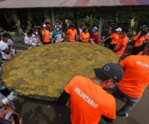 Miembros de la comunidad indígena emberá cargan un patacón gigante en Ipetí, Panamá. Foto: AP.