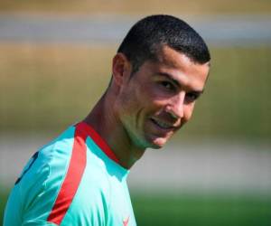 Portugal's forward Cristiano Ronaldo arrives for a training session at 'Cidade do Futebol' training camp in Oeiras, outskirts of Lisbon, on June 14, 2017 ahead of the FIFA Confederations Cup 2017 in Russia. / AFP PHOTO / PATRICIA DE MELO MOREIRA