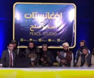 Durante la entrevista hubo tensión, pues los talibanes estaban armados rodeando al presentador Mirwais Heidari. Foto: Captura Afganistan TV/DW Brasil