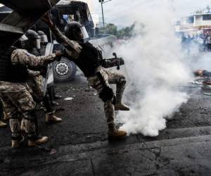 Un grupo de policías durante la protesta por la escasez de combustible en Puerto Príncipe. Fotos AFP