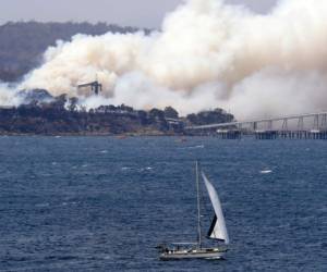Un incendio activo en la costa de Eden, en Nueva Gales del Sur, Australia. AP.