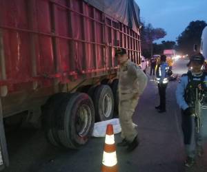 El cuerpo del menor quedó en medio de las llantas de la rastra que transportaba raquis de palma con dirección a San Pedro Sula.