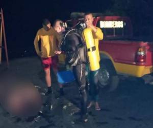 Un buzo del Cuerpo de Bomberos se sumergió en el agua para rescatar el cuerpo de Carlos Eduardo Pineda Flores.