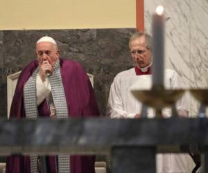 El papa, de 83 años, tuvo dos accesos de tos ese día en la oración del Ángelus, oficiada en la plaza de San Pedro desde la ventana del palacio apostólico. AP.