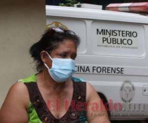 Doña Ruth, madre de Roger Antonio, mientras esperaba el cadáver de su hijo afuera de la morgue capitalina. Foto: Estalin Irías | EL HERALDO.