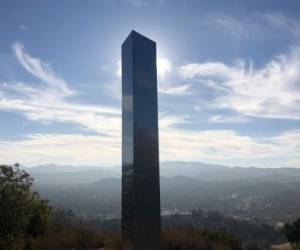 Se encuentra en la cima de una colina en Atascadero, a media distancia entre San Francisco y Los Ángeles.