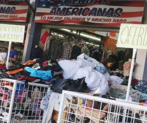 En las principales ciudades del país cada vez hay más tiendas y comercios que ofrecen ropa de segunda mano a módicos precios.