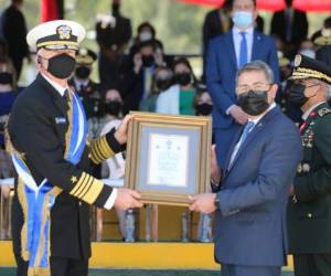 Momento en que el presidente Hernández le entregaba el reconocimiento a Craig Faller.