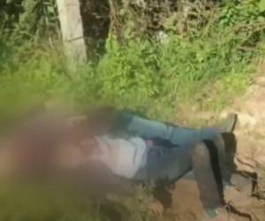 El pequeño se aferraba al cadáver de su padre. Las autoridades captaron las dolorosas imágenes. Foto: Cortesía Univisión
