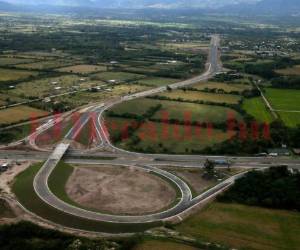 Entre las amenazas menciona una explosión demográfica y urbanística desordenada, desempleo, expansión rápida de la pobreza, delincuencia, deforestación, desequilibrio ambiental, epidemias e inestabilidad social.