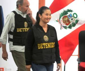 En esta foto de archivo del 17 de octubre de 2018, Keiko Fujimori, la hija del expresidente de Perú, Alberto Fujimori, y líder del partido de la oposición, ingresa a la sala del tribunal con un chaleco en el pecho que dice en español: 'Detenido'. Foto: Agencia AP.