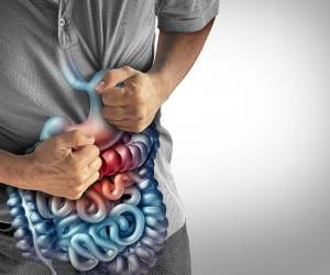 Dos personas fallecieron por cyclosporiasis en Estados Unidos en medio del brote que ha enfermado a miles de personas, informaron las autoridades sanitarias. De acuerdo con el Departamento de Salud y Servicios Humanos de Michigan (MDHHS), ambas víctimas presentaban enfermedades preexistentes que pudieron agravar las complicaciones de la infección. Aquí todo lo que debes saber sobre la enfermedad