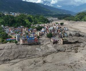La masa de agua llegó hacia las 9:15 hora local (3:30 GMT) al río Bhote Koshi desde la zona tibetana y golpeó con especial fuerza Timure, Rasuwagadhi y Syabrubesi.