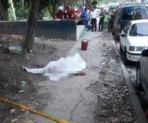 Las autoridades esperaban a miembros de Medicina Forense para que realizara el levantamiento del cadáver. Foto: EL HERALDO