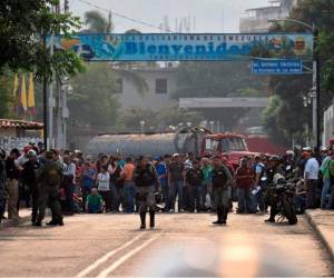La frontera de Colombia y Brasil se encuentra militarizada. Decenas de personas también protestan. Foto: AFP