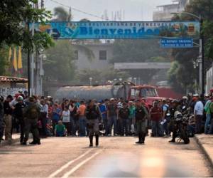 La frontera de Colombia y Brasil se encuentra militarizada. Decenas de personas también protestan. Foto: AFP