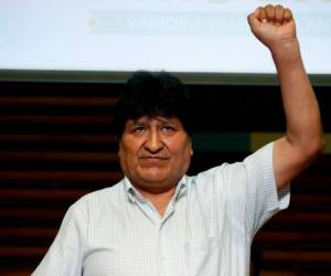 El expresidente boliviano Evo Morales levanta el puño al final de una conferencia de prensa en Buenos Aires, Argentina, un día después de las elecciones generales en su país, el lunes 19 de octubre de 2020.