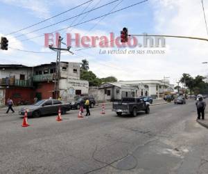 Los agentes de Orden Vial hicieron este miércoles pruebas en el cruce del semáforo frente a los Juzgados de La Grande. La intersección será eliminada. Foto: Marvin Salgado / EL HERALDO.