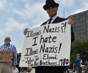 Tras marchar hasta la plaza Lafayette, los supremacistas fueron llevados en camionetas policiales a una estación de metro para su regreso. Foto: AFP