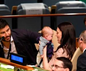 Las fotos de Ardern, de 38 años, con su pareja Clarke Gayford y su hija de tres meses, Neve, en el amplio hemiciclo de la ONU en Nueva York en vísperas de la Asamblea General, dieron la vuelta al mundo.