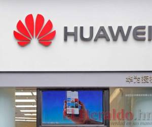 Ejecutivos de la compañía inauguraron el Centro de Transparencia de Ciberseguridad de Huawei, que les permitirá a las firmas celulares en su clientela revisar el código fuente de su equipo de redes. Foto AP