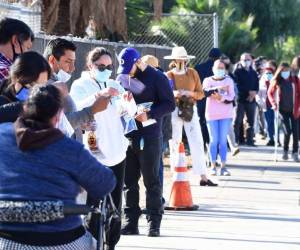 Según el promedio de los modelos epidemiológicos compilados por los CDC, para principios del 2021 se habrá registrado un total de 300,000 muertes. Foto: AFP